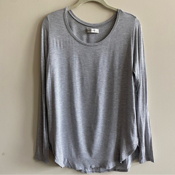 Abercrombie and Fitch Grey and White stripped long sleeve dolphin hem shirt - Picture 1 of 5